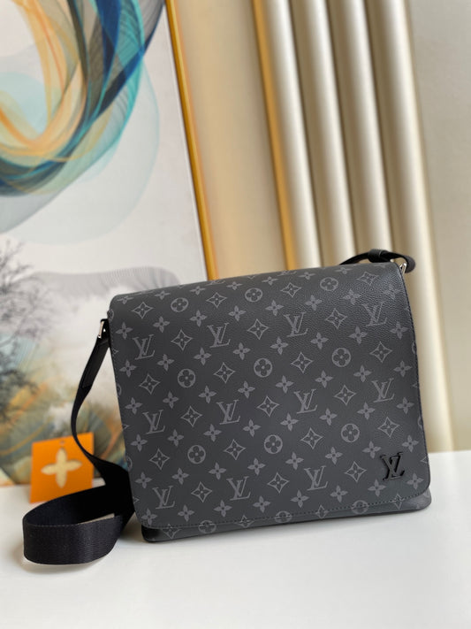 LV District MM Monogram Eclipse Canvas For Men, Bags, Shoulder And Crossbody Bags 12.2in/31cm LV M44001