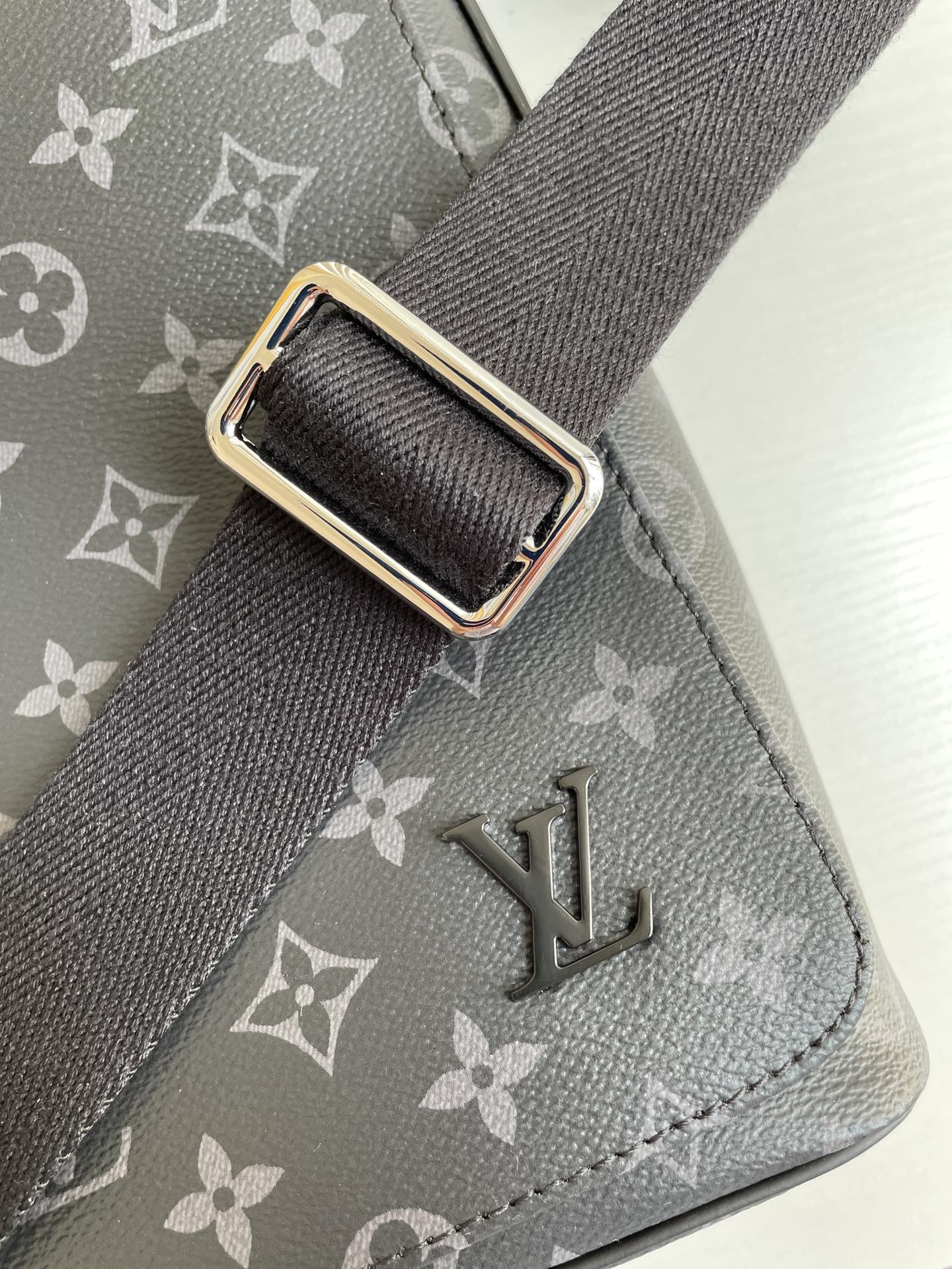 LV District MM Monogram Eclipse Canvas For Men, Bags, Shoulder And Crossbody Bags 12.2in/31cm LV M44001