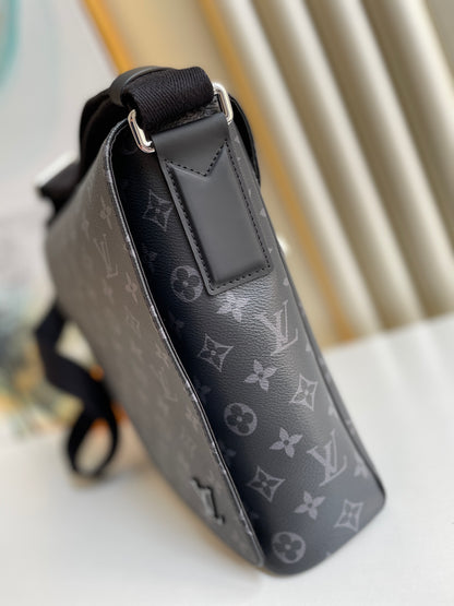 LV District MM Monogram Eclipse Canvas For Men, Bags, Shoulder And Crossbody Bags 12.2in/31cm LV M44001