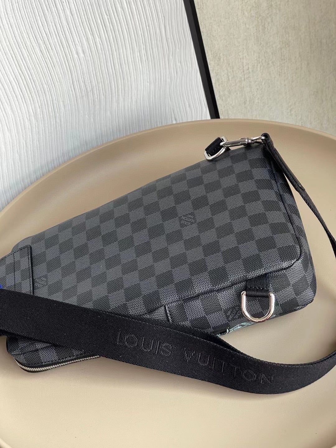 LV Avenue Sling Bag Damier Graphite For Men, Bags, Crossbody Bags 12.2in/31cm LV N452877