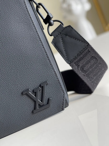 LV Messenger Grain Black For Men, Bags, Shoulder And Crossbody Bags 11in/28cm LV M57080