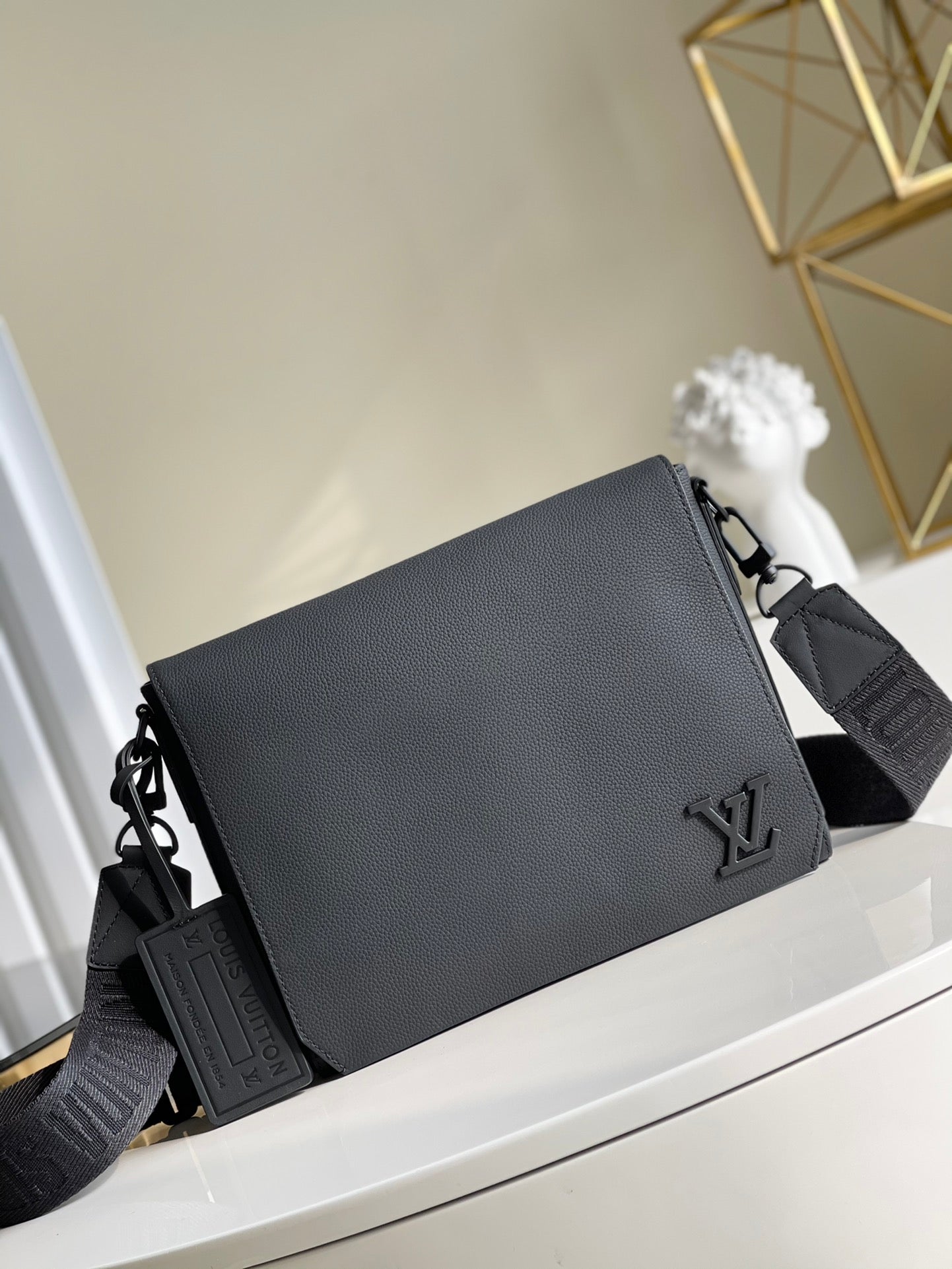 LV Messenger Grain Black For Men, Bags, Shoulder And Crossbody Bags 11in/28cm LV M57080