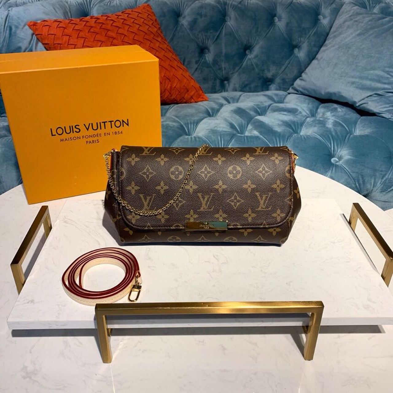 LV Favorite MM Clutch Monogram Canvas For Women, Women’s Handbags, Shoulder And Crossbody Bags 10.2in/26cm LV M40718