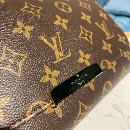 LV Favorite MM Clutch Monogram Canvas For Women, Women’s Handbags, Shoulder And Crossbody Bags 10.2in/26cm LV M40718