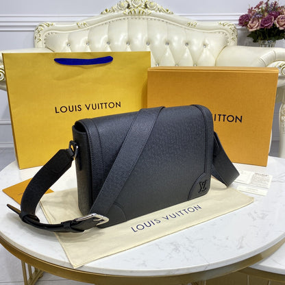 LV New Flap Messenger Bag Taiga Black For Men, Bags, Shoulder And Crossbody Bags 11.1in/28.3cm LV M30807