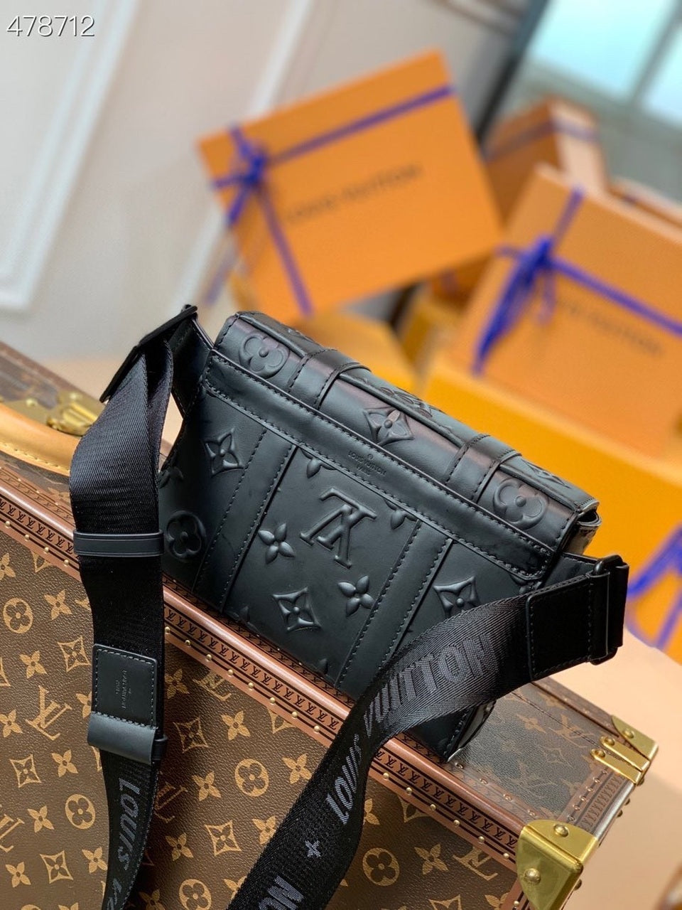 LV Trunk Slingbag Monogram Seal Black For Men, Bags, Crossbody Bags 8.1in/20.5cm LV M57952