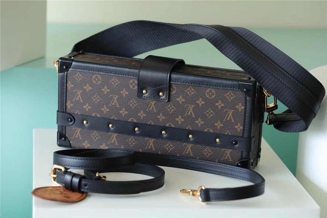 LV Petite Malle East-West Monogram Canvas By Nicolas Ghesquiere For Women,  Shoulder And Crossbody Bags 27cm/10.6in LV M46120