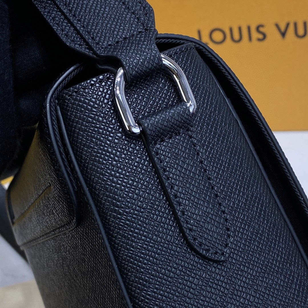 LV New Flap Messenger Bag Taiga Black For Men, Bags, Shoulder And Crossbody Bags 11.1in/28.3cm LV M30807