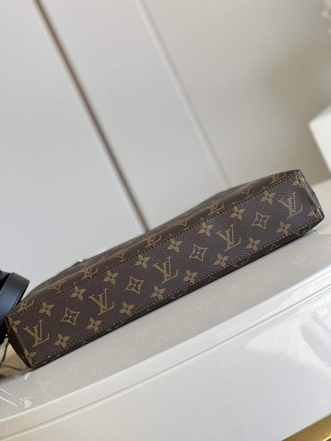 LV Porte Documents Jour Business Bag Monogram For Men, Bags, Shoulder And Crossbody Bags 14.6in/37cm LV