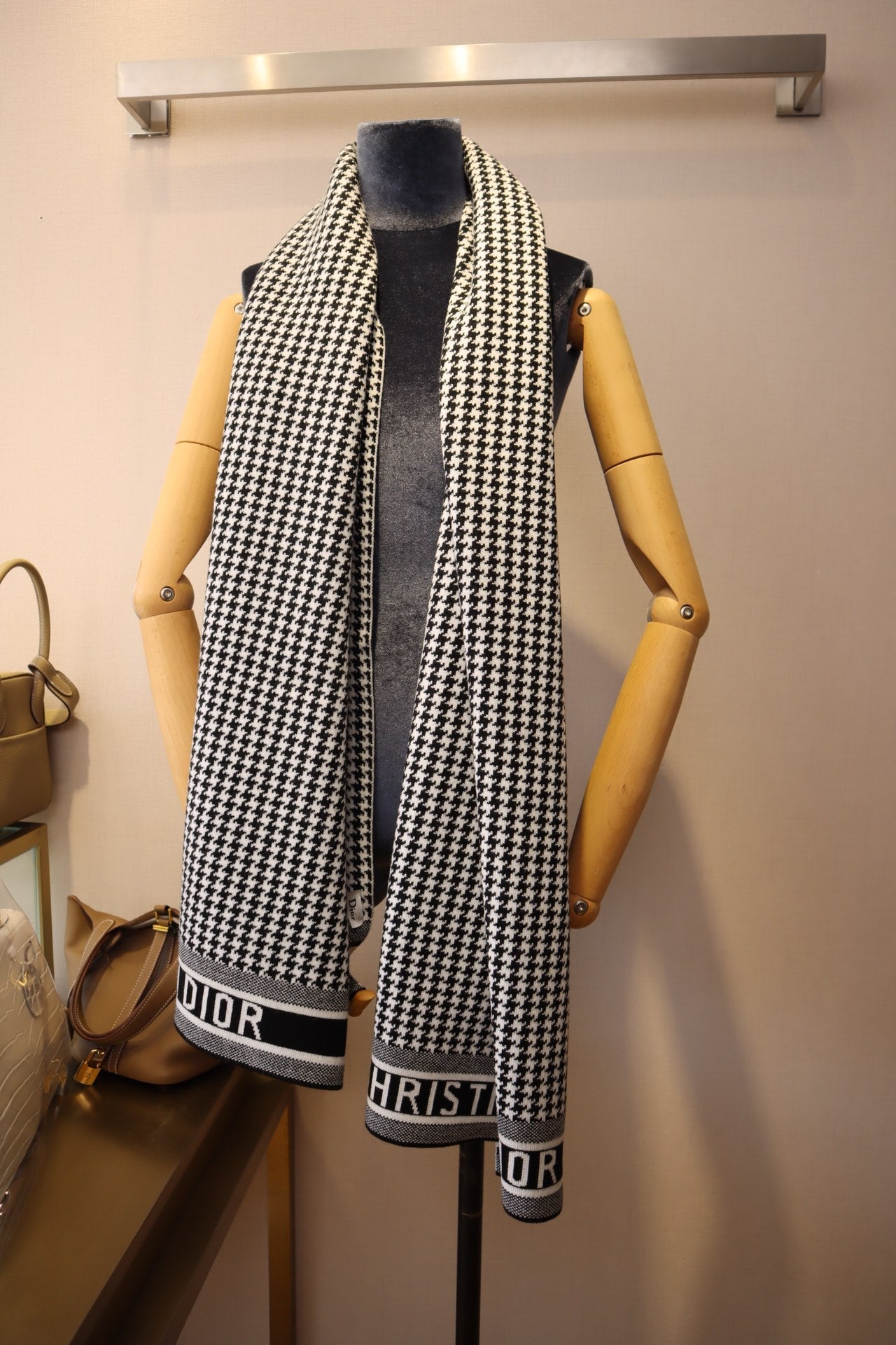 EN - Luxury  DIR Scarf 006