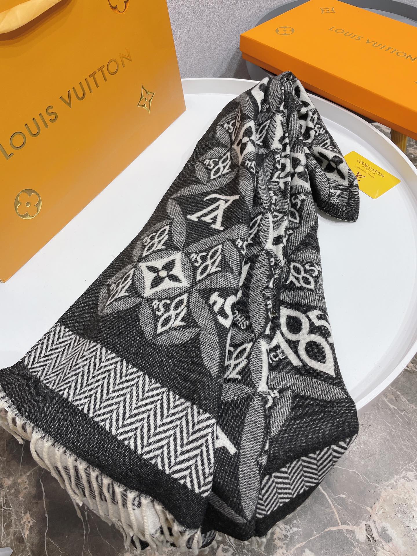 EN - Luxury LUV  Scarf 003