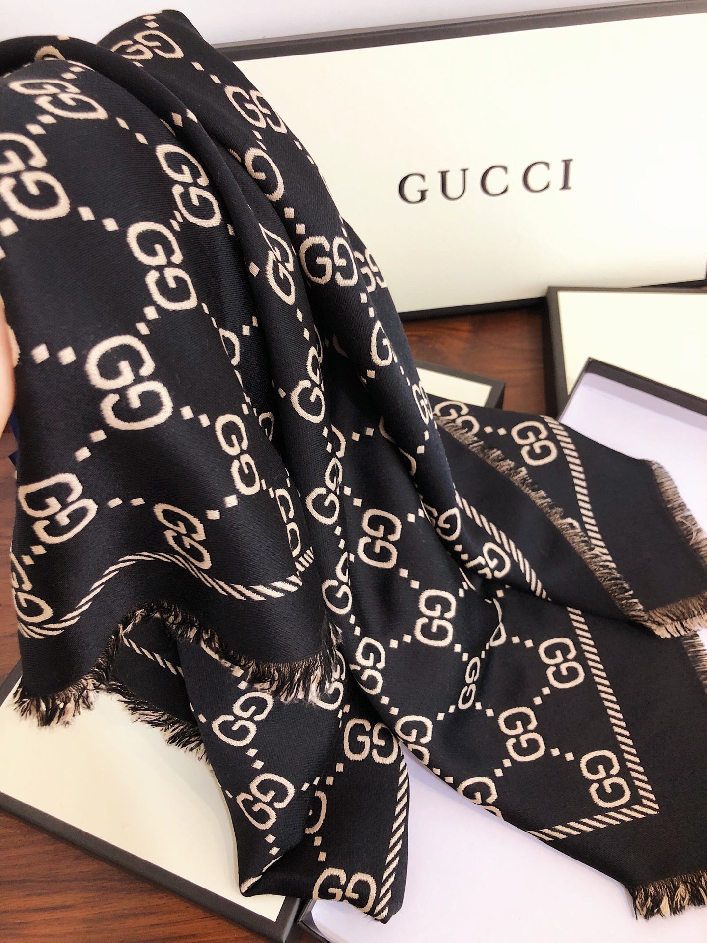 EN - Luxury GCI Scarf 029